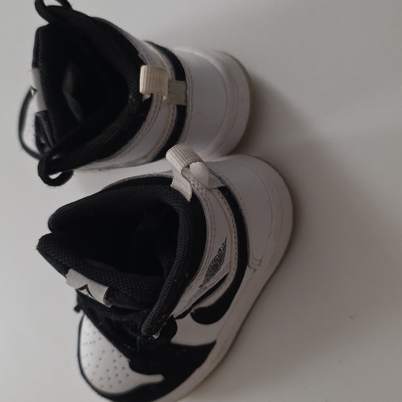 Jordan 1 Mid SE Toddler Black and White Sneakers - Picture 4 of 7